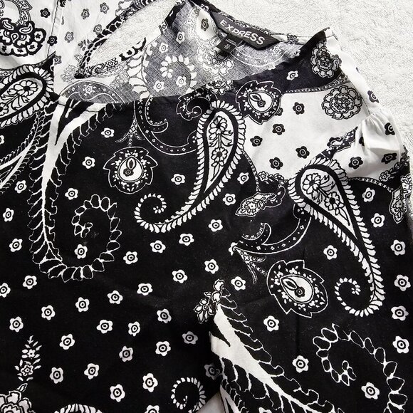 Express ✦ Black White Paisley Bell Sleeve Blouse ✦ Keyhole Back Rayon XS EUC - Picture 7 of 10